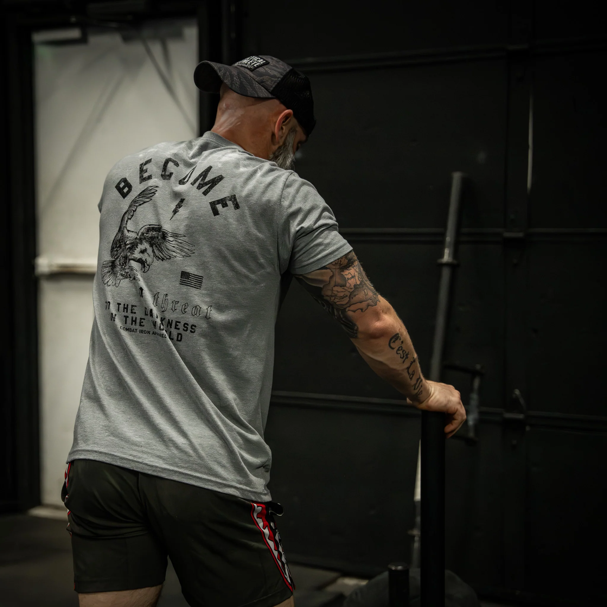 Become A Threat To The Darkness Men's T-Shirt - Image 13
