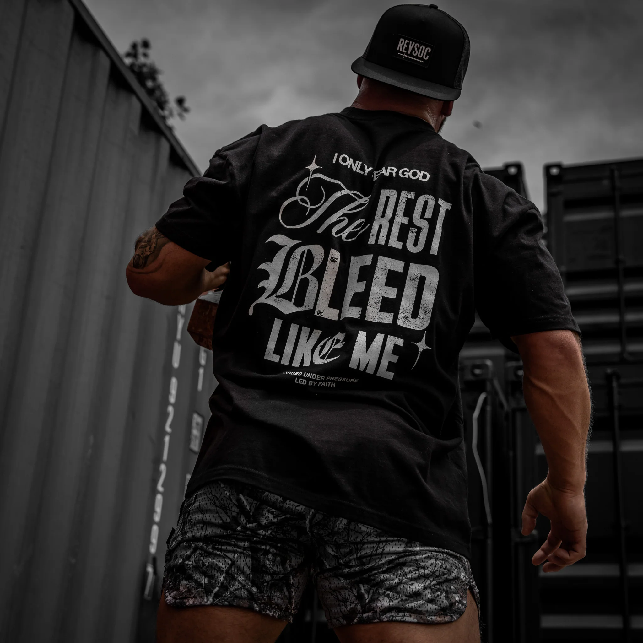 I Only Fear God. The Rest Bleed Like Me. Men's Heavyweight T-Shirt - Image 4
